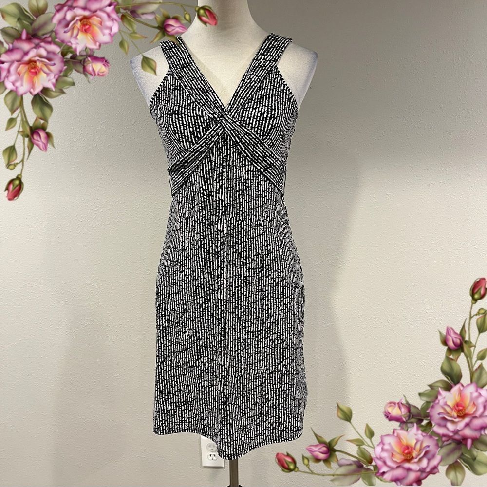 Loft Ann‎ Taylor Elegant Black and White v-neck mini Dress size 0 P